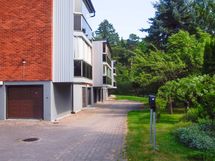 Kesäinen pihanäkymä