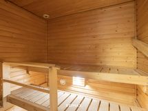 Yhteissauna sisällä alakerrassa