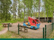 Yhtiön piha-alueella on useita leikkipaikkoja