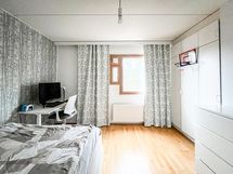 Makuuhuoneessa on vaatekaapit.