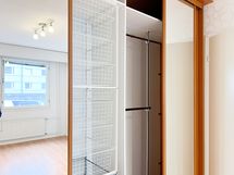 Kaappien sisällä on hyllyjä, koreja sekä tankoa.