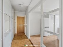 Näkymä olohuoneesta eteiseen, keittiö oikealla