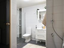 Kylpyhuone on juuri huollettu ja silikonit uusittu.