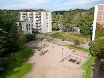 Taloyhtiön vieressä on lasten leikkipaikka.