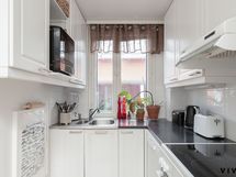 Keittiö on valoisa ja vaalean sävyinen