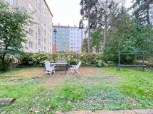 Piha-alueella on mattoteline ja istuinryhmä.