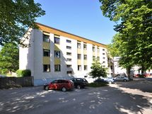 Julkisivu itään ja Ystadinkadulle päin