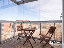Infralämpölämmittimellä sekä UV-verhoilla varusteltu lasitettu parveke.