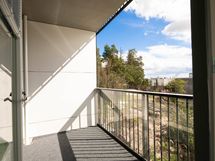 Parveke. Kuva asunnosta A10, jossa vastaava pohjaratkaisu, näkymä ja materiaalit voivat poiketa.