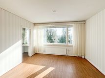 Asunto on hyvin valoisa. Ikkunat ovat etelään. Olemme toisessa kerroksessa.