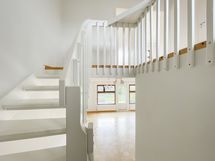 Valoisa portaikko johtaa yläkertaan ja makuuhuoneiden omaan rauhaan.