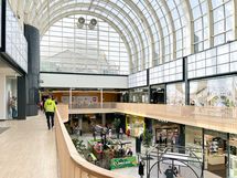 Kauppakeskus Itis  ja Easton tarjoaa kattavat palvelut kävelyetäisyydellä.