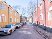 Asunnon vierellä sijaitsee viehättävä vanha puutaloalue, Puu-Vallila.