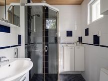 Yläkerran suihkutila.