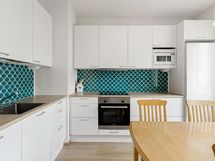 Remontoitu iso keittiö