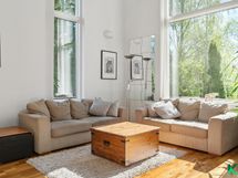 Isot ikkunat tuovat olohuoneeseen valoa