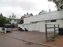 Kaksiosainen iso autotalli.