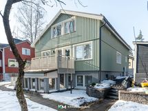 Kellarikerroksessa, terassin alla on valmius paljulle. Ikkunallinen tila antaa yksityisyyttä ja suojaa tuulelta.