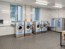 Pyykit voi pestä taloyhtiön pesutuvassa.