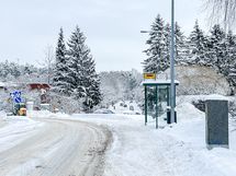 Lähin bussipysäkki on talon edustalla, josta pääset esim. Herttoniemen metrolle alle 10 minuutissa