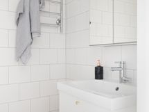 Kylpyhuoneeseen saa halutessaan pesukoneen.