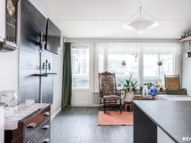 Olohuone ja ruokailutila keittiön yhteydessä