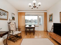 Olohuone josta käynti lasitetulle parvekkeelle