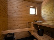 Ikkunallinen sauna.