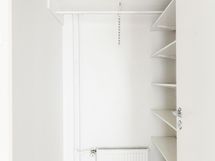 Kylpyhuoneen vierestä löytyy vaatehuone.