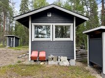 Saunan ikkunat joelle päin