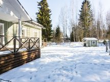 Takapihalla on leikkimökki