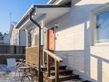 Etupihalla on kaksi sisäänkäyntiä. Tässä pääsisäänkäynti.