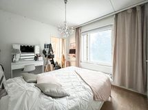 Ikkunoissa on valmiina sälekaihtimet.