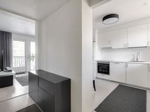 Näkymä eteisestä keittiöön ja olohuoneeseen