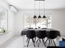 Ilmalämpöpumppu pitää huoneilman mukavan viileänä kesällä.