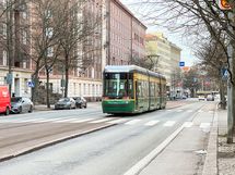 Kulman takana  kulkee raitiovaunut, bussit ja metro.