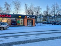 Useampi ruokakauppa kävelyetäisyydellä, K-market noin 800 metrin päässä.
