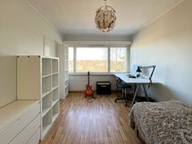 Makuuhuone on varsin tilava ja sen yhteydessä on vaatehuone.