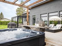 Iso, aurinkoinen terassi ulkoporeammeella