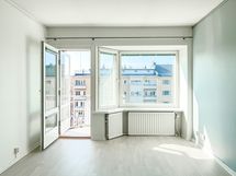 Erkkeri-ikkuna edustaa  rakennusvuodelle tyypillistä arkkitehtuuria.