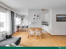 Näkymä olohuoneesta keittiön suuntaan