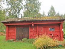 Vanha aittarakennus pihapiirissä