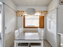 Keittiön ja olohuoneen välissä liukuovi.