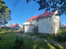 Talo ja vehreä pihapiiri