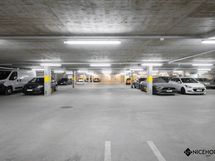 Autohalliosakepaikassa on sähköauton latausmahdollisuus.