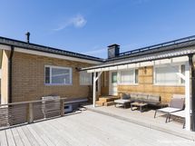 Terassin katettu osuus on n. 30 m2.