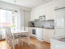 Keittiön yhteyteen mahtuu suurempikin ruokapöytä.