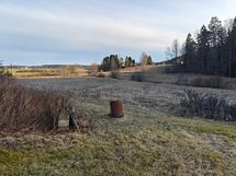 Vataston/tallin takana olevaa peltoa