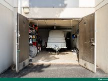 Lämmin autotalli 25 m2 erillisillä osakkeilla myynnissä.