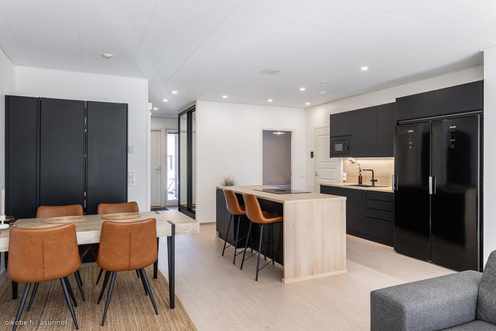 Näkymä olohuoneesta keittiöön ja ruokailutilaan